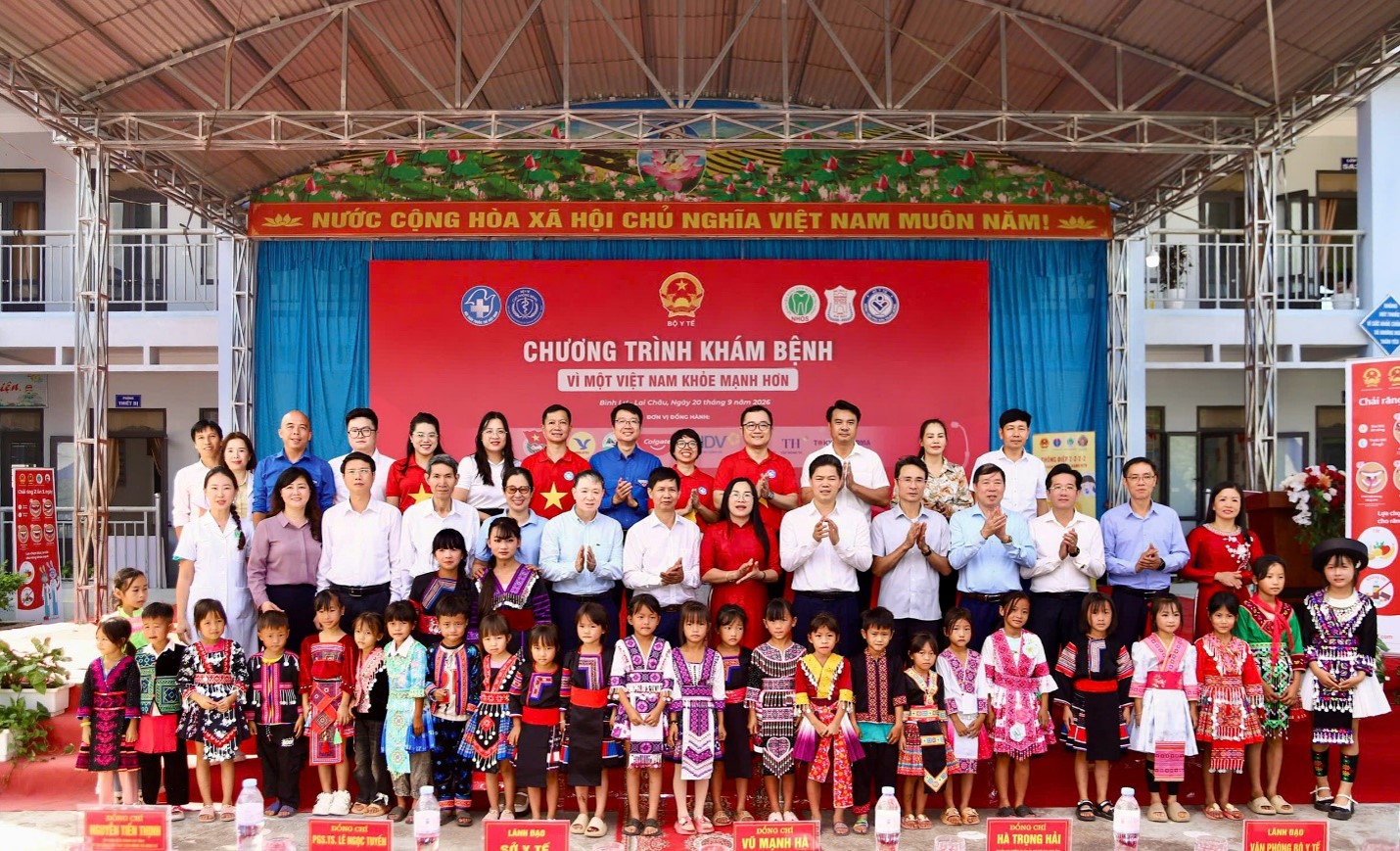 Thứ trưởng Thường trực Bộ Y tế Vũ Mạnh Hà và đoàn công tác chụp ảnh với tập thể trường Tiểu học Sơn Bình